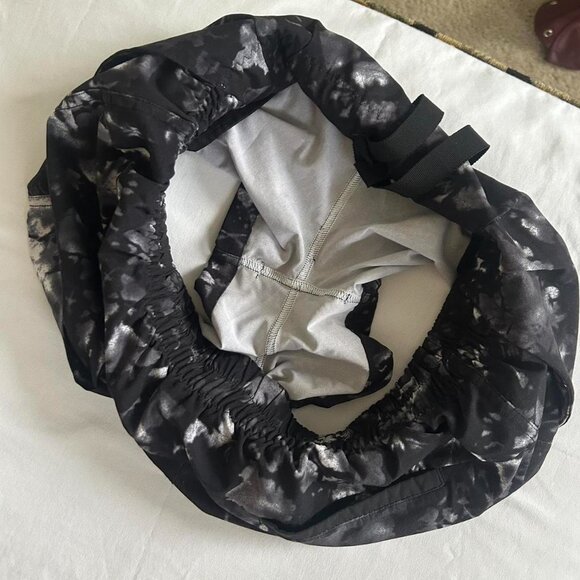 Lululemon Athletica Spring Break Away tie dye black and white shorts size 6 - Picture 4 of 4